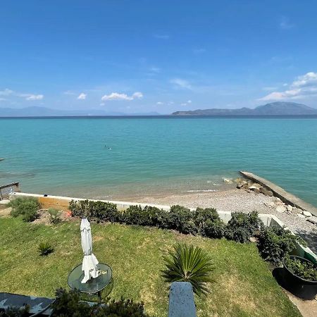 Stunning Beachfront Apartment Stratos Nerántza エクステリア 写真