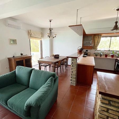 Stunning Beachfront Apartment Stratos Nerántza エクステリア 写真