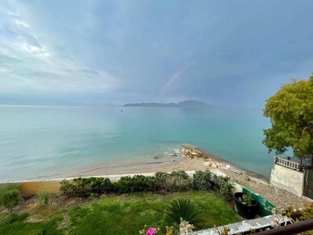 Stunning Beachfront Apartment Stratos Nerántza エクステリア 写真