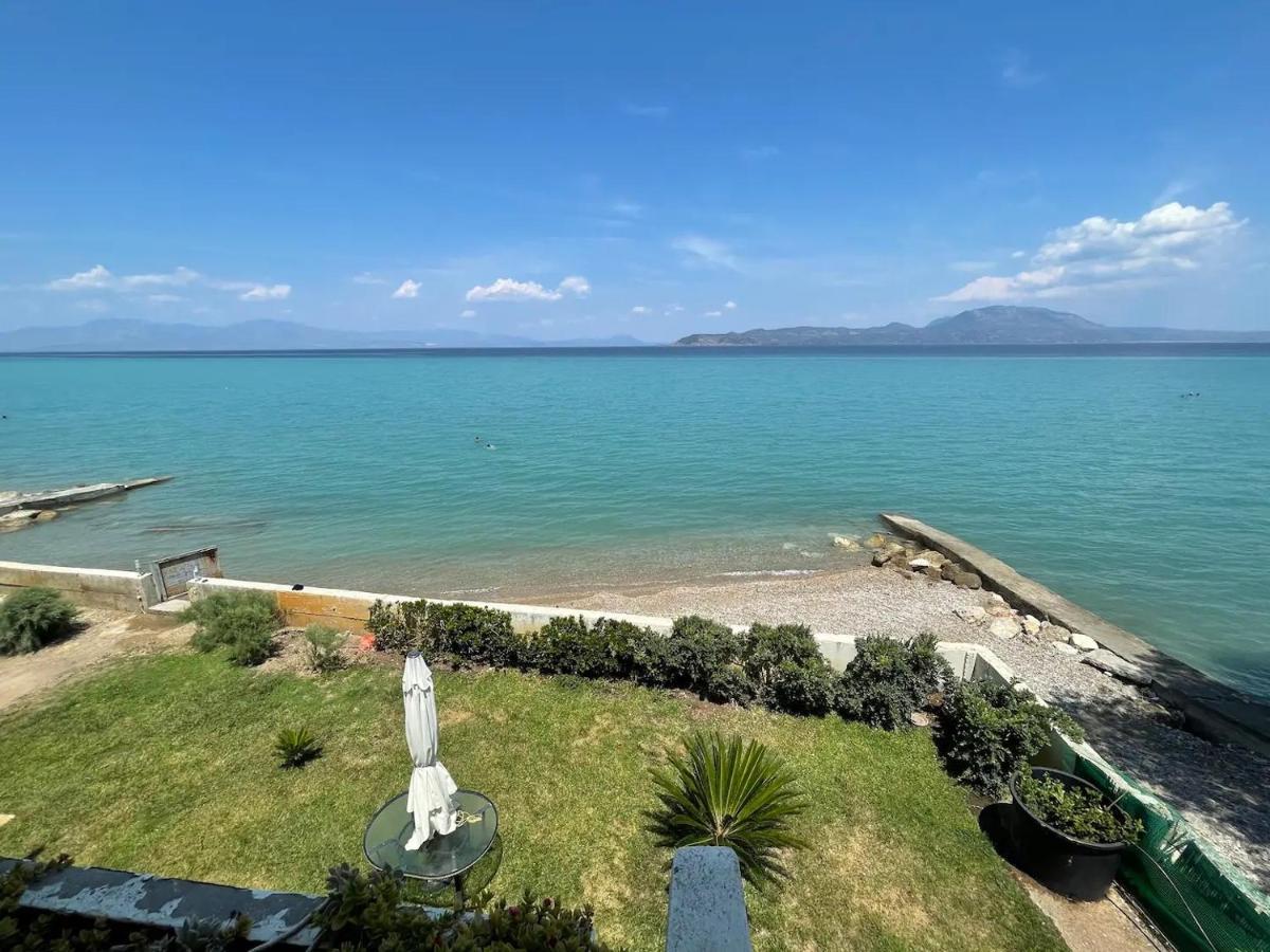Stunning Beachfront Apartment Stratos Nerántza エクステリア 写真