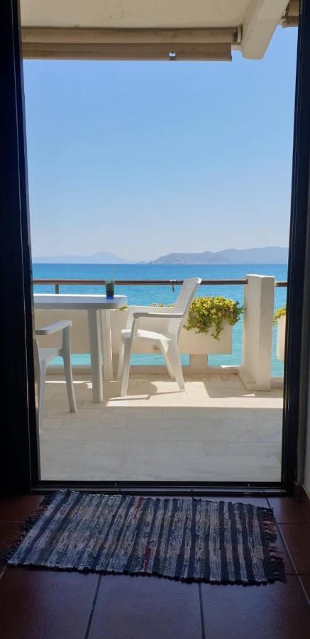 Stunning Beachfront Apartment Stratos Nerántza エクステリア 写真