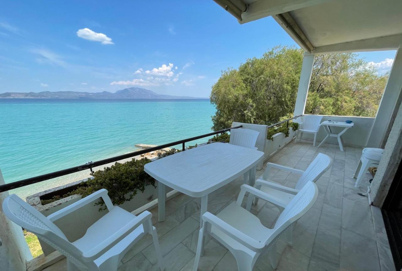 Stunning Beachfront Apartment Stratos Nerántza エクステリア 写真