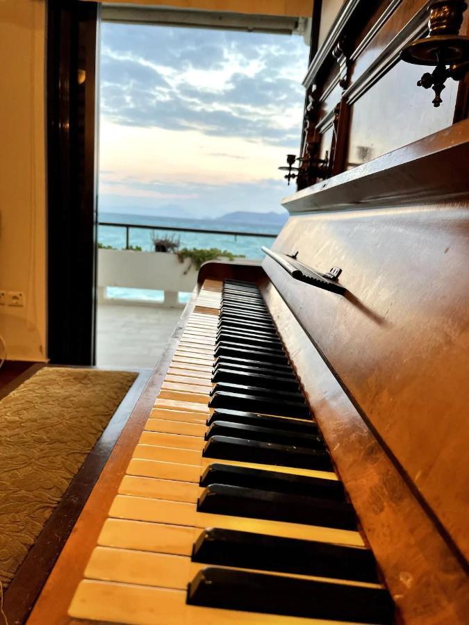 Stunning Beachfront Apartment Stratos Nerántza エクステリア 写真