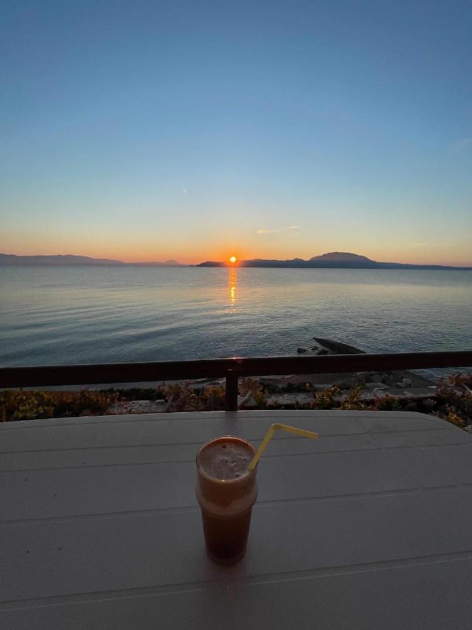Stunning Beachfront Apartment Stratos Nerántza エクステリア 写真