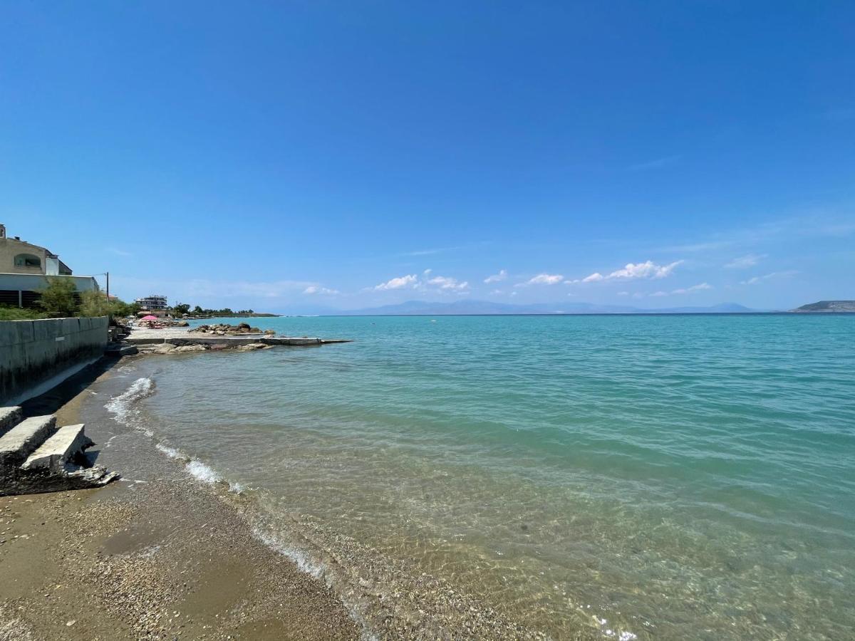 Stunning Beachfront Apartment Stratos Nerántza エクステリア 写真