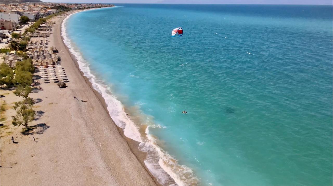Stunning Beachfront Apartment Stratos Nerántza エクステリア 写真