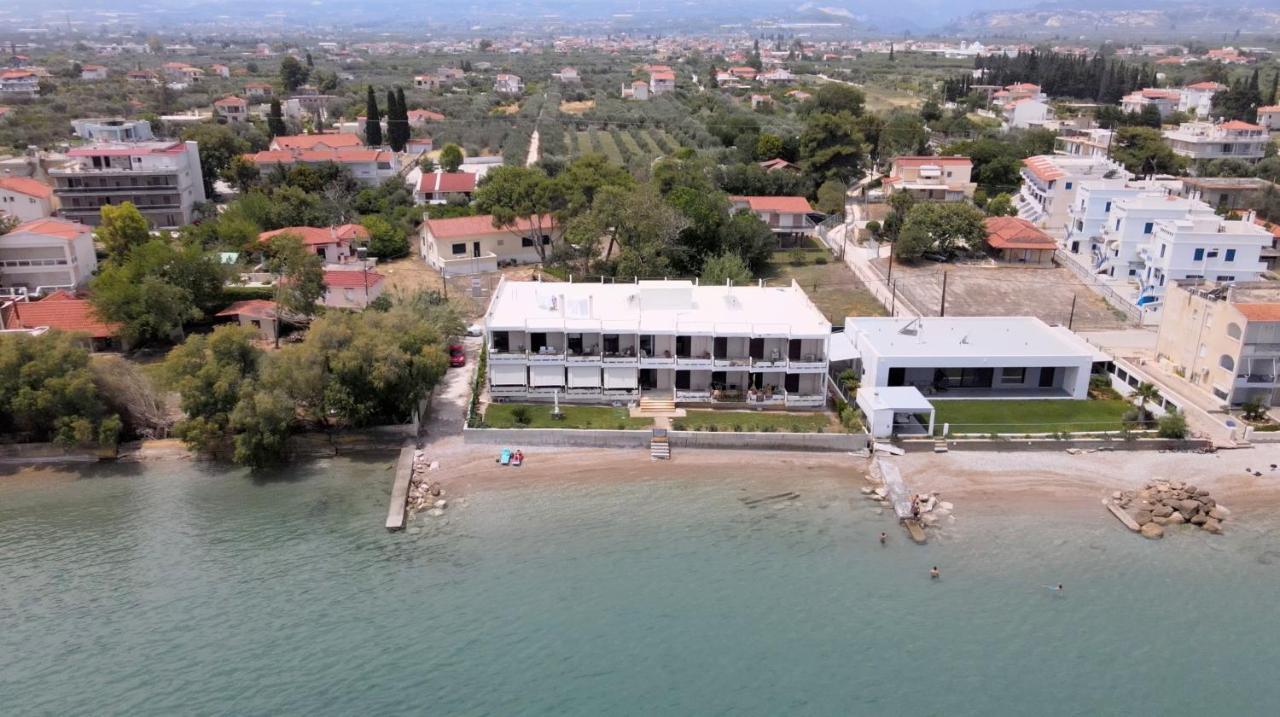 Stunning Beachfront Apartment Stratos Nerántza エクステリア 写真