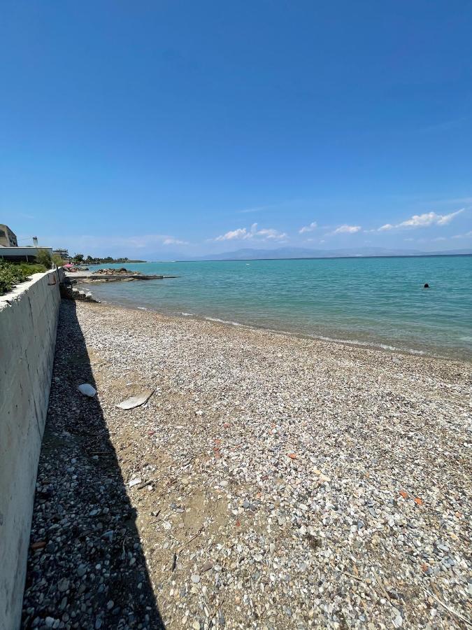 Stunning Beachfront Apartment Stratos Nerántza エクステリア 写真