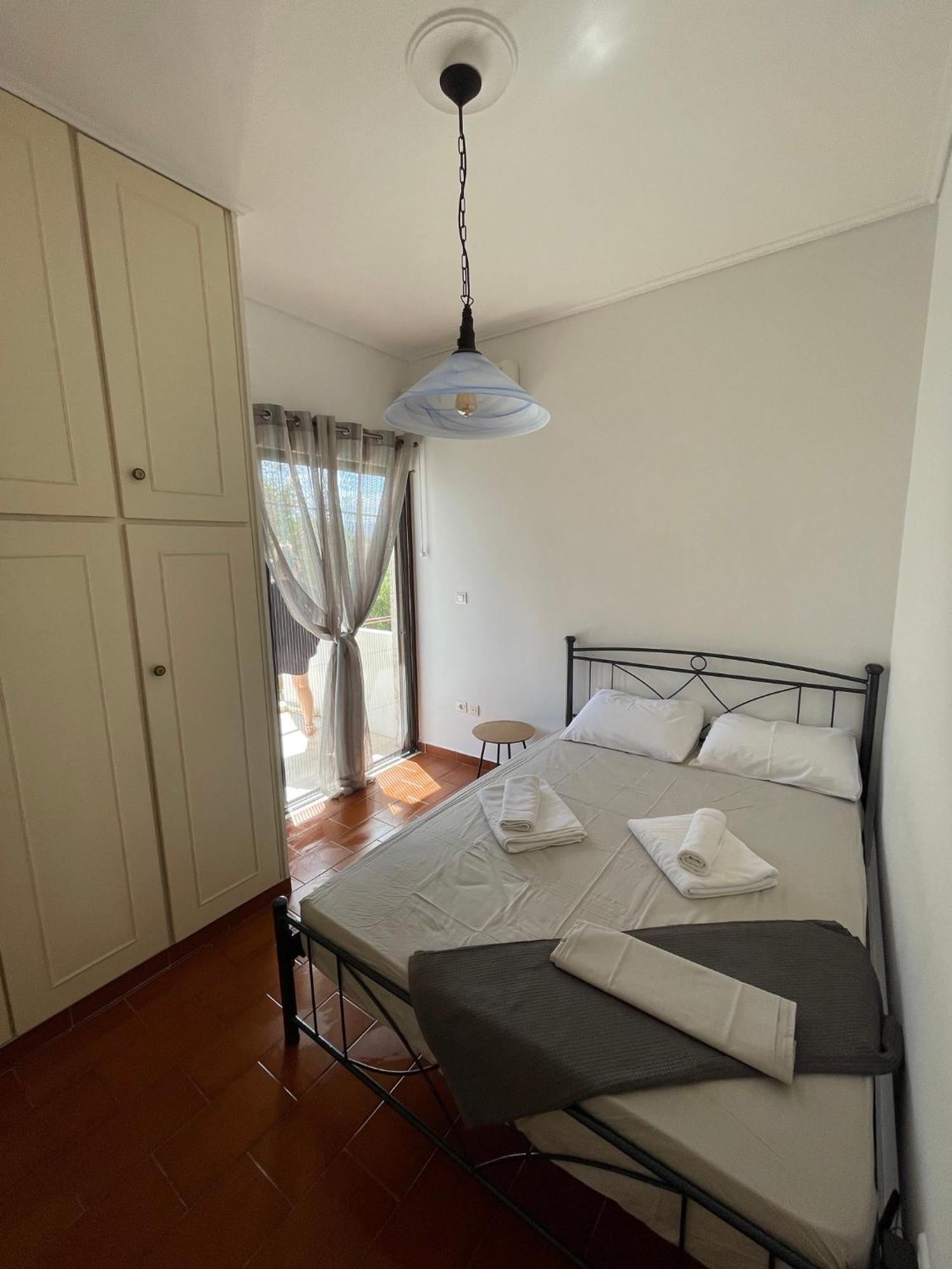 Stunning Beachfront Apartment Stratos Nerántza エクステリア 写真