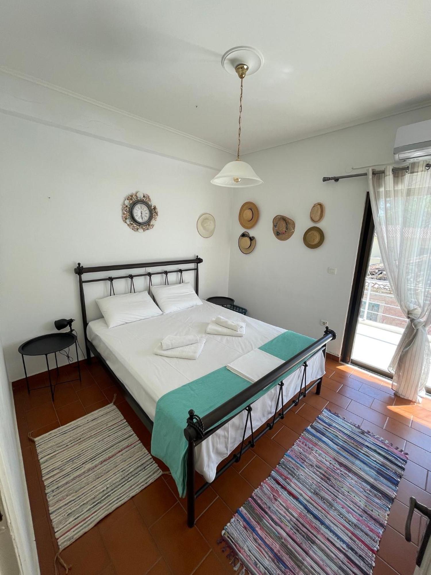 Stunning Beachfront Apartment Stratos Nerántza エクステリア 写真