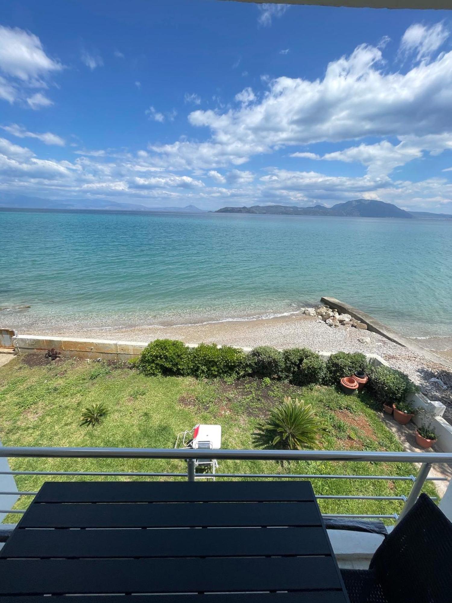 Stunning Beachfront Apartment Stratos Nerántza エクステリア 写真