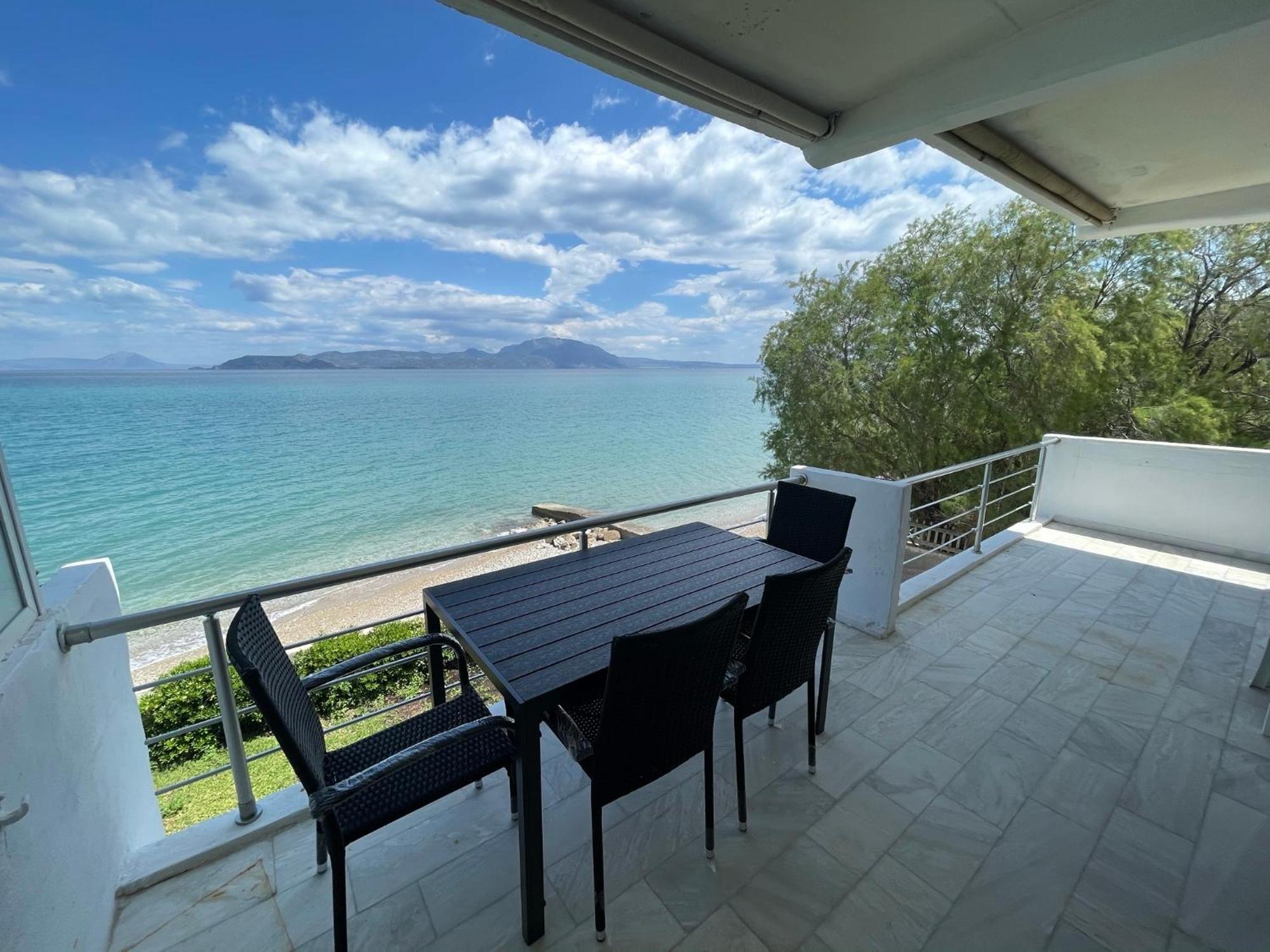 Stunning Beachfront Apartment Stratos Nerántza エクステリア 写真